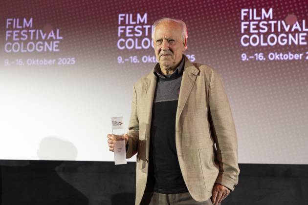Regisseur, Filmemacher Werner HERZOG (mi.) mit dem Filmpreis Koeln 2025, Portrait, Portraet, Halbfigur, freundlich, beim Film Festival Cologne, im Filmpalast Koeln, am 16.10.2025.