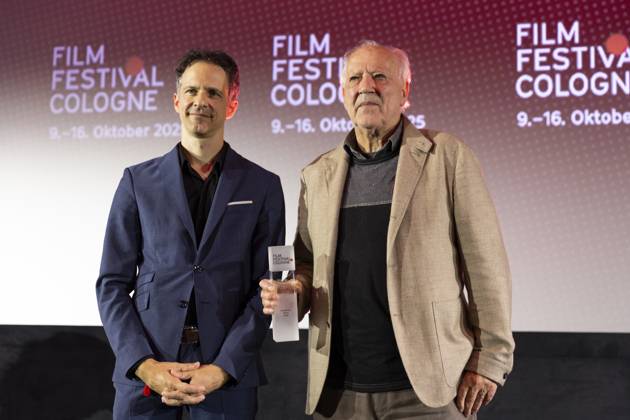 Regisseur, Filmemacher Werner HERZOG (re.), mit dem Filmpreis Koeln 2025 und Laudator Schriftsteller und Regisseur Thomas von STEINAECKER (li.), Portrait, Portraet, Halbfigur, freundlich, beim Film Festival Cologne, im Filmpalast Koeln, am 16.10.2025.