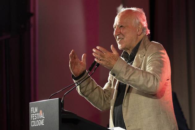 Regisseur, Filmemacher Werner HERZOG (mi.), Preistraeger Filmpreis Koeln 2025, Portrait, Portraet, Halbfigur, bei seiner Dankesrede, am Rednerpult, beim Film Festival Cologne, im Filmpalast Koeln, am 16.10.2025.