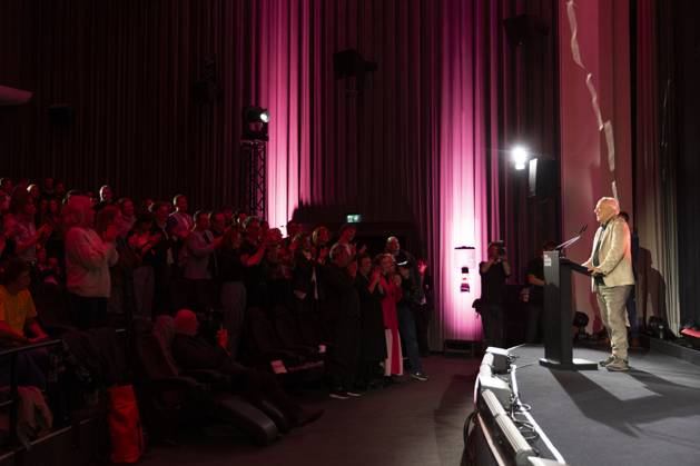 Regisseur, Filmemacher Werner HERZOG (re.), Preistraeger Filmpreis Koeln 2025, Standing Ovation im Saal, beim Film Festival Cologne, im Filmpalast Koeln, am 16.10.2025.
