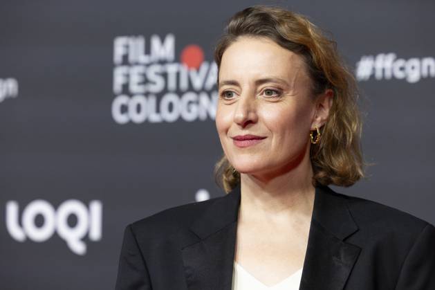 Schauspielerin Maren EGGERT (mi.), Preistraegerin International Actors Award 2025, Portrait, Portraet, freundlich, Red Carpet, beim Film Festival Cologne, im Filmpalast Koeln, am 16.10.2025.