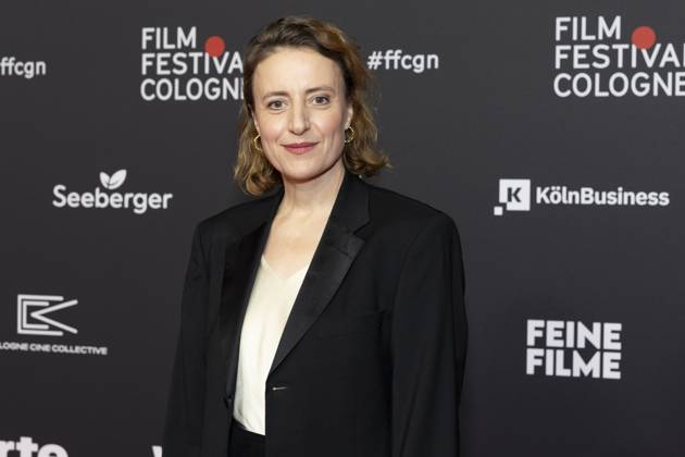 Schauspielerin Maren EGGERT (mi.), Preistraegerin International Actors Award 2025, Portrait, Portraet, freundlich, Halbfigur, lachen, Red Carpet, beim Film Festival Cologne, im Filmpalast Koeln, am 16.10.2025.