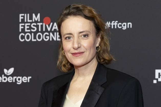 Schauspielerin Maren EGGERT (mi.), Preistraegerin International Actors Award 2025, Portrait, Portraet, freundlich, Halbfigur, lachen, Red Carpet, beim Film Festival Cologne, im Filmpalast Koeln, am 16.10.2025.