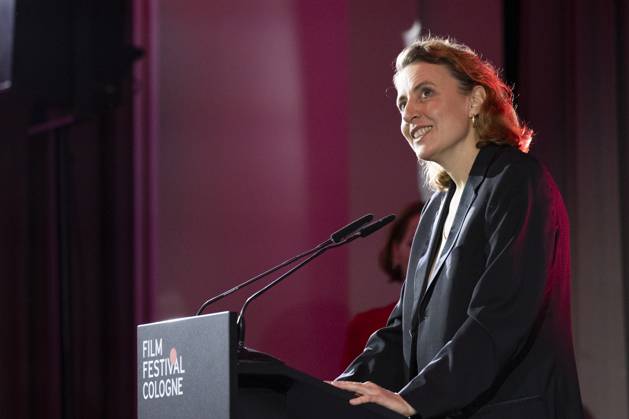 Schauspielerin Maren EGGERT (mi.), Preistraegerin International Actors Award 2025, Portrait, Portraet, Halbfigur, bei ihrer Dankesrede, am Rednerpult, freundlich, lachen, beim Film Festival Cologne, im Filmpalast Koeln, am 16.10.2025.