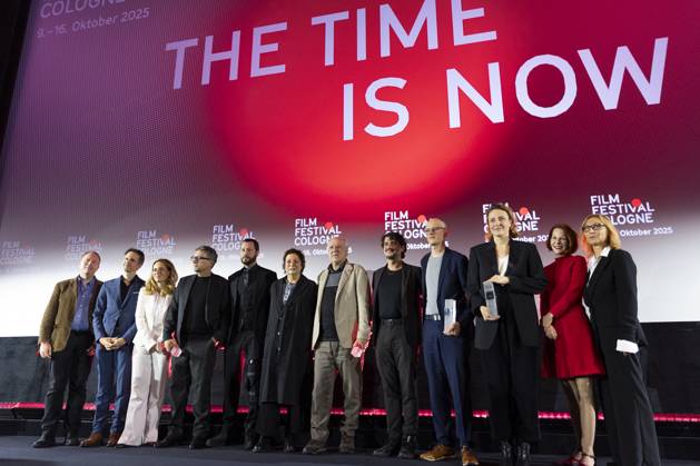 Preistraeger:innen und Laudatoren, v.l.n.r. Scott ROXBOROUGH (The Hollywood Reporter), Schriftsteller Thomas VON STEINACKER, phoenix Programmgeschäftsführerin Eva LINDENAU, Preistraeger Regisseur Kleber MENDONCA FILHO, Preistraeger Filmemacher Mstyslav CHERNOV, Direktorin Dr. Martina RICHTER, Preistraeger Regisseur Werner HERZOG, Preistraeger Regisseur Mehmet Akif BUEYUEKATALAY (BÜYÜKATALAY), Preistraeger Produzent Claus HERZOG-REICHEL, Preistraegerin Maren EGGERT, Film- und Medienwissenschaftlerin Lisa GOTTO und Film und Medienstiftung NRW Katharina BLUM, auf der Buehne, freundlich, lachen, beim Film Festival Cologne, im Filmpalast Koeln, am 16.10.2025.