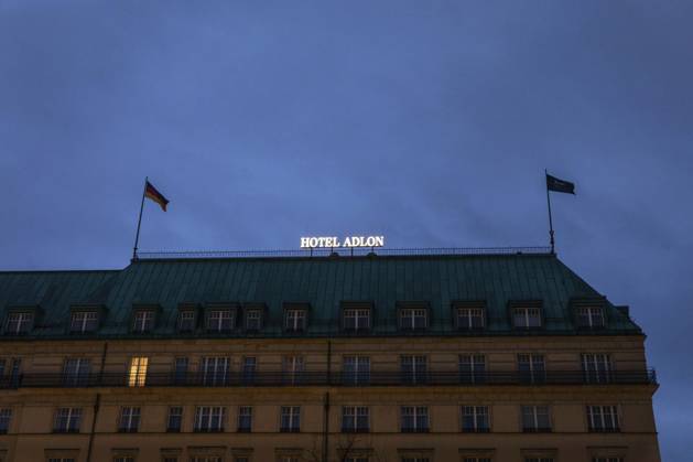 DEU Deutschland Deutschland Berlin Ein Zimmer scheint im Hotel Adlon am Pariser Platz beleuchtet zu sein DEU Germany Germany Berlin A room appears to be illuminated at the Hotel Adlon on Pariser Platz Copyright: imageBROKER KarstenxThielker ibljjr15253103.jpg