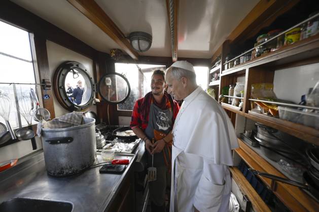 ITALY - REL - POPE LEO XIV VISITS THE PEACE TRAINING SHIP MED 25 BEL ESPOIR October 17, 2025 Italy, Rome,17-10-2025 Rome-Ostia - Pope Leo XIV Visits the Peace Training Ship Med 25 Bel Espoir EDITORIAL USE ONLY - NO BOOKS Copyright: xFrancescoxSforzax