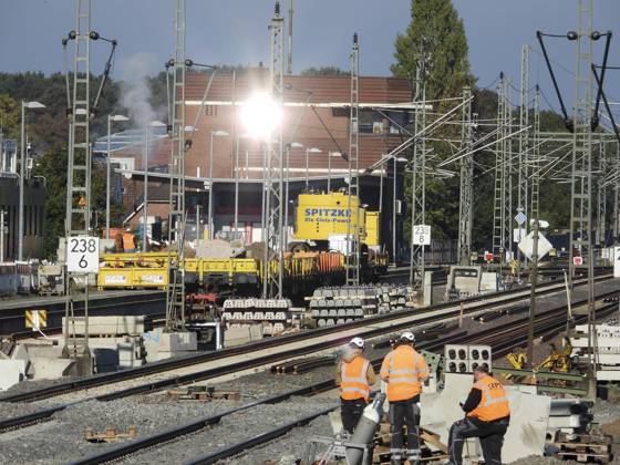 CNTV-BAHNSANIERUNG-Arbeiten am Bahnhof Buechen in Niedersachsen bei der General Sanierung Arbeiter der DB Bahn arbeiten mit Schutzkleidung an der ICE Strecke mit Bagger Krahn an neuen Gleisen verlegen Brueckenteile Schienen und Betonschwellen.Die Bauarbeiten an der Strecke zwischen Hamburg und Berlin laufen planmaessig - Buechen Oktober 2025 Niedersachsen Deutschland
