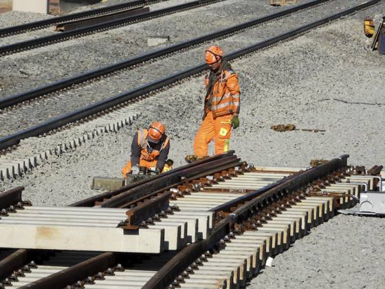 CNTV-BAHNSANIERUNG-Arbeiten am Bahnhof Buechen in Niedersachsen bei der General Sanierung Arbeiter der DB Bahn arbeiten mit Schutzkleidung an der ICE Strecke mit Bagger Krahn an neuen Gleisen verlegen Brueckenteile Schienen und Betonschwellen.Die Bauarbeiten an der Strecke zwischen Hamburg und Berlin laufen planmaessig - Buechen Oktober 2025 Niedersachsen Deutschland