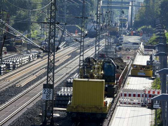 CNTV-BAHNSANIERUNG-Arbeiten am Bahnhof Buechen in Niedersachsen bei der General Sanierung Arbeiter der DB Bahn arbeiten mit Schutzkleidung an der ICE Strecke mit Bagger Krahn an neuen Gleisen verlegen Brueckenteile Schienen und Betonschwellen.Die Bauarbeiten an der Strecke zwischen Hamburg und Berlin laufen planmaessig - Buechen Oktober 2025 Niedersachsen Deutschland
