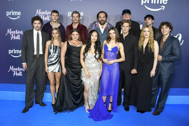 abb Maxton Hall- Justus Riesner, Ben Felipe, Eli Riccardi, Runa Greiner, Hyun Wanner, Andrea Guo, Martin Neuhaus, Harriet Herbig-Matten, Damian Hardung, Martin Schreier, Sonja Weißer, Govinda Gabriel Cholleti und Frederic Balonier zu Gast auf dem blauen Teppich bei der Premiere der Amazon Prime TV Serie Maxton Hall - Die Welt zwischen uns Staffel 2 im Tempodrom am 17.10.2025 in Berelin Berlin Deutschland