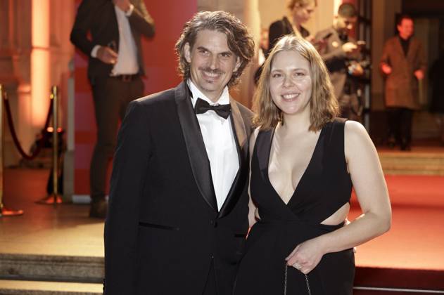 Helena Steiger mit Begleitung bei der 36. Verleihung des Hessischen Film- und Kinopreises 2025 in der Alten Oper. Frankfurt am Main, 17.10.2025