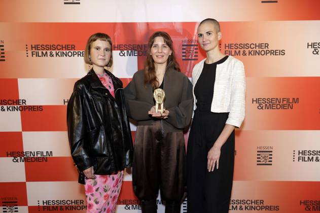 Caroline Wahl, Mia Maariel Meyer und Elena Hell bei der 36. Verleihung des Hessischen Film- und Kinopreises 2025 in der Alten Oper. Frankfurt am Main, 17.10.2025