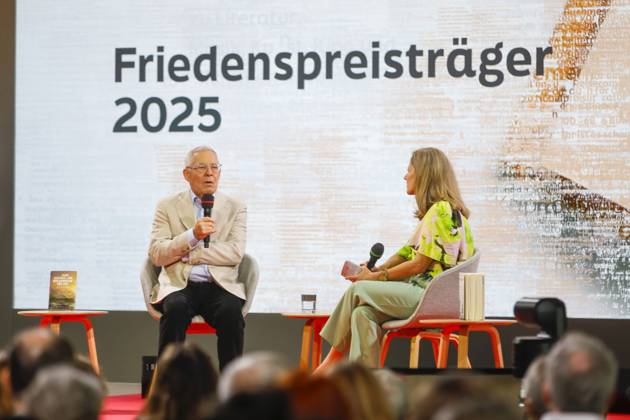 Frankfurter Buchmesse 2025 Frankfurt Main, 17.10.2025 Historiker Karl Schlögel, Friedenspreis des Deutschen Buchhandels 2025, auf der Bühne von ARD und ZDF bei der Frankfurter Buchmesse in Frankfurt Main Hessen Copyright: xMatthiasxGränzdörferx