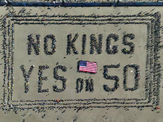 October 18, 2025, San Francisco, Calif, USA: No Kings rally at Ocean Beach forms a sign with an American flag on Sat. Oct. 18, 2025 in San Francisco Calif. 251018 San Francisco USA - ZUMAk13_ 20251018_zap_k13_006 Copyright: xPaulxKurodax