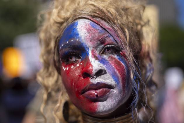 October 19, 2025, Los Angeles, California, USA: Thousands of protesters rally during the No Kings Day protest in Los Angeles on Saturday, Oct. 18, 2025. Los Angeles USA - ZUMAc68_ 20251019_zaf_c68_018 Copyright: xRingoxChiux