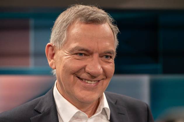 hart aber fair aus Köln am 20. Oktober 2025. Im Bild Jan van Aken, Parteivorsitzender Die Linke. Die Preise für Lebensmittel und Dienstleistungen sind in den vergangenen Jahren massiv angestiegen. Im Verbund mit dem exorbitanten Anstieg der Mietpreise stellt das für die Gering- und Mittelverdienenden Menschen ein existentielles Problem dar. Was kann die Politik dagegen tun? Köln Nordrhein-Westfalen Deutschland