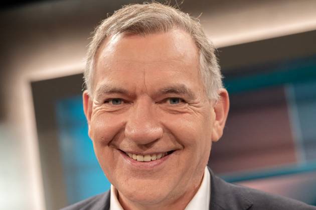 hart aber fair aus Köln am 20. Oktober 2025. Im Bild Jan van Aken, Parteivorsitzender Die Linke. Die Preise für Lebensmittel und Dienstleistungen sind in den vergangenen Jahren massiv angestiegen. Im Verbund mit dem exorbitanten Anstieg der Mietpreise stellt das für die Gering- und Mittelverdienenden Menschen ein existentielles Problem dar. Was kann die Politik dagegen tun? Köln Nordrhein-Westfalen Deutschland