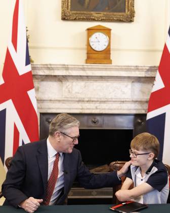 Prime Minister Keir Starmer hosts Pride of Britain Reception 21 10 2025. London, United Kingdom. Prime Minister Keir Starmer speaks with Luke Mortimer as he hosts a reception for award winners and families from the Pride of Britain in 10 Downing Street., Credit:Simon Dawson Avalon United Kingdom, Greater London, London, 10 Downing Street  Copyright: xSimonxDawsonx xAvalonx 1047185405