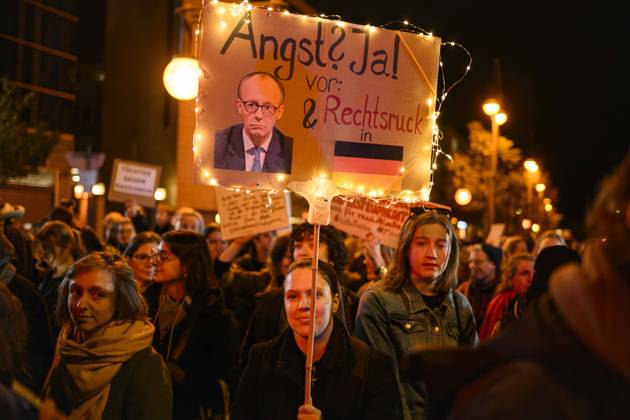 News Themen der Woche KW 43 Wir sind die Töchter Kundgebung in Berlin Nach den umstrittenen Stadtbild -Äußerungen von Bundeskanzler Friedrich Merz (CDU) haben am 21.10.2025 Tausende Menschen in vor der Parteizentrale der CDU in Berlin protestiert. Die Polizei sprach von ca. 2000, die Veranstalter von ca. 7500 Menschen. Zu der Veranstaltung unter dem Motto Feministische Kundgebung: Wir sind die Töchter hatte das Bündnis Zusammen gegen Rechts aufgerufen., Berlin Berlin Deutschland Charlottenburg-Wilmersdorf