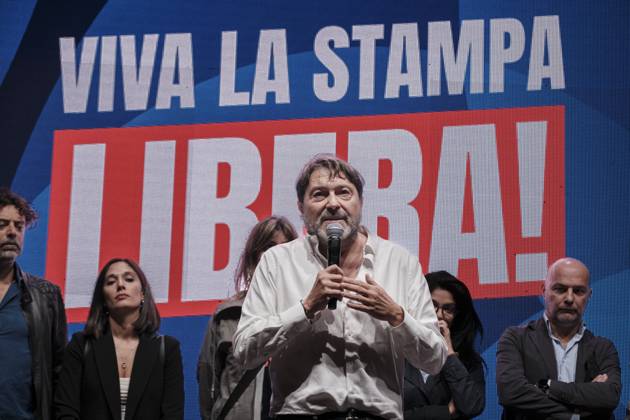 Rome, Viva La Stampa Libera (Long Live the Free Press), sit-in to show support for journalist Sigfrido Ranucci, victim of an attack. Journalist Sigfrido Ranucci, host of the investigative journalism TV show Report, was the victim of a bomb attack that destroyed his car outside his home. On October 21, 2025 in Rome, Italy. Rome Italy Copyright: xAndreaxCalandrax