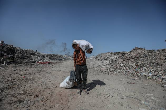 News Themen der Woche KW 43 Garbage continues to accumulate in Gaza City GAZA CITY, GAZA - OCTOBER 21: Palestinian children search for usable objects among piles of trash and rubble in Gaza City, Gaza on October 21, 2025. Garbage continues to accumulate in the streets and near residential areas despite the ceasefire, due to a lack of municipal services and Israeli obstructions. Hamza Z. H. Qraiqea Anadolu Gaza City Gaza. Editorial use only. Please get in touch for any other usage.  Copyright: x2025xAnadoluxHamzaxZ.xH.xQraiqeax
