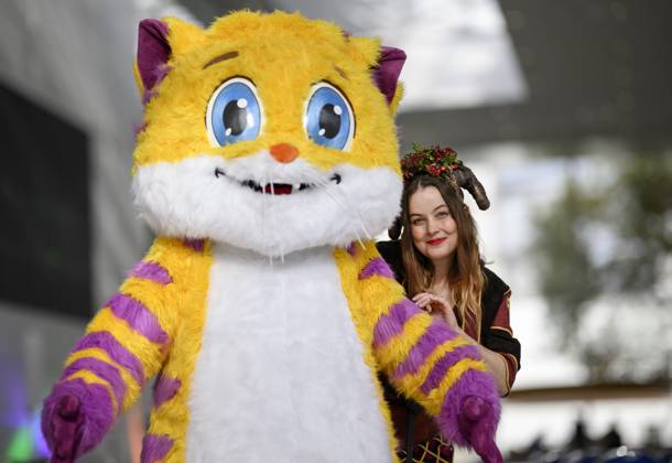 News Themen der Woche KW 43 Spielbotschafterin Mhaire Stritter (Mhaire) mit Maskottchen Meeps am 22.10.2025 Messe SPIEL Essen vom 23.10 - 26.10.2025 in E s s e n Deutschland. Messe