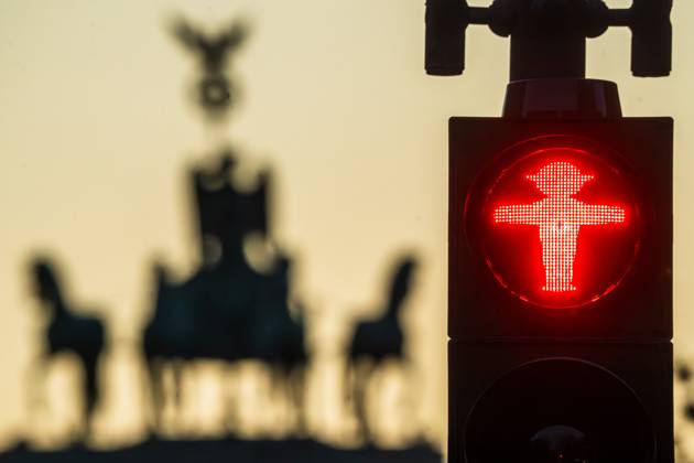 Rote Ampel vor dem Brandenburger Tor, Berlin, Oktober 2025 Deutschland, Berlin, Oktober 2025, rotes Ampelmännchen vor dem Brandenburger Tor, Quadriga, rote Fussgängerampel, rotes Licht, Symbolfoto Reformstau, die Figur des Ost-Ampelmännchens wurde von Karl Peglau entworfen, Ampelmännchen und Quadriga sind zwei Berliner Symbole,