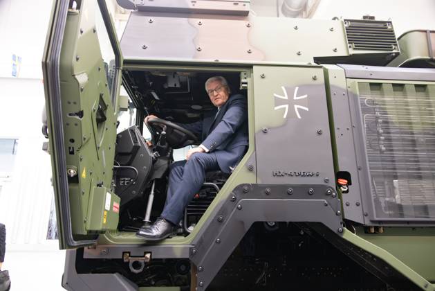 Steinmeier Wien Rheinmetall 22.10.2025,Austria, Wien, Staatsbesuch des Bundespraesidenten in Oesterreich, Frank-Walter Steinmeier und Ehefrau Elke Buedenbender beim Staatsbesuch hier Besuch bei RHEINMETALL AG Östsrreich mit Vorstand Rheinmetal Armin Papperger , Rheinmetall Armee Military, 680 PS Truck, Â Wien Wien Austria