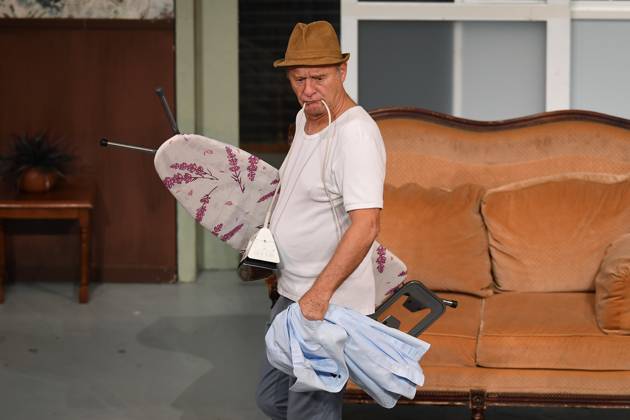 Entertainment Themen der Woche KW43 Hausmeister Krause - Du lebst nur zweimal am 22.10.2025 im Theater & Konzerthaus in Solingen Tom Gerhardt als Dieter Krause steht am 22.10.2025 in Solingen auf der Bühne.