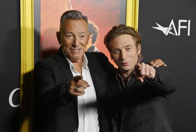Entertainment Themen der Woche KW43 Cast member Jeremy Allen White (R( and Bruce Springsteen attend the AFI opening night premiere of the biographical drama Springsteen: Deliver Me From Nowhere at the TCL Chinese Theatre in the Hollywood section of Los Angeles on Wednesday, October 22, 2025. Storyline: Bruce Springsteen s journey crafting his 1982 album Nebraska, which emerged as he recorded Born in the USA with the E Street Band. Based on Warren Zanes book.  LAP20251022202 JIMxRUYMEN