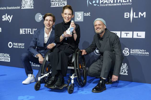 Pascal Schröder, Lorelei Holtmann und Gast bei der Verleihung vom Blauer Panther - TV & Streaming Award 2025 in der BMW Welt. München, 22.10.2025