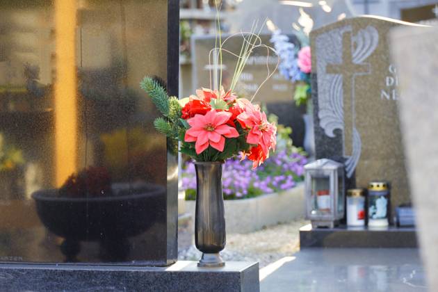 23.10.2025, Handenberg, AUT, Unterwegs in Oberösterreich, Themenbild, Symbolbild, Verschiedene Themenbilder, im Bild Friedhof, Allerheiligen, Allerseelen, Grab, Graeber, Blumenschmuck, Kreuz, Kruzifix, Engerl, Engel, Kerzen, Grablicht, Grabstein, Totenruhe,
