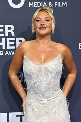 Evelyn BURDECKI, Einzelbild,angeschnittenes Einzelmotiv, Halbfigur,halbe Figur. Roter Teppich,Blauer Panther TV und Streaming Award 2025 am 22.10.2025 in der BMW Welt Muenchen.
