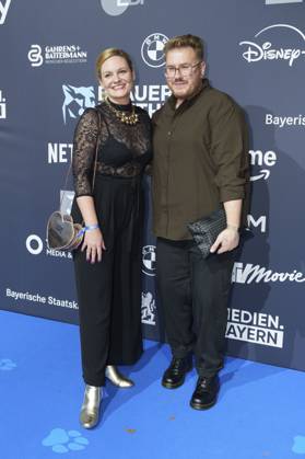 Florian Hüttner mit Begleitung bei der Verleihung vom Blauer Panther - TV & Streaming Award 2025 in der BMW Welt. München, 22.10.2025