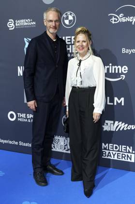 Franziska An der Gassen mit Begleitung bei der Verleihung vom Blauer Panther - TV & Streaming Award 2025 in der BMW Welt. München, 22.10.2025