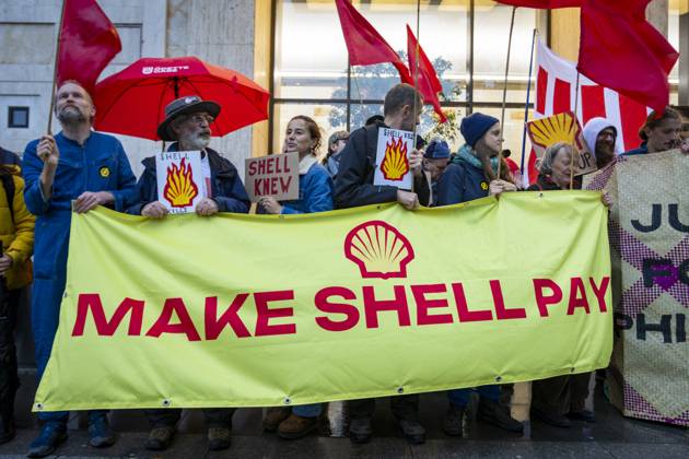 News Themen der Woche KW 43 Protest Outside Shell Global HQ London, October 2025 Environmental and climate justice activists gathered outside Shell™s Global Headquarters in Central London ahead of the company™s upcoming Profits Day. Demonstrators called on Shell to pay reparations to survivors of Typhoon Odette in the Philippines, accusing the oil giant of profiting from climate destruction. Protesters held banners and placards demanding accountability from major polluters., Credit:Zak Irfan Avalon  Copyright: xZakxIrfanx xAvalonx 1047582396