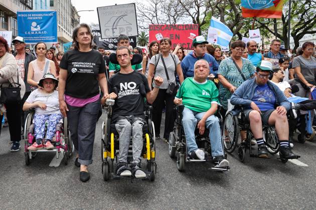 October 22, 2025, Buenos Aires, Buenos Aires, Argentina: People with disabilities and healthcare professionals marched to the National Ministry of Health to protest the governmentâ€⠢s failure to implement the Disability Emergency Law. Buenos Aires Argentina - ZUMAp265 20251022_zip_p265_006 Copyright: xDelfinaxCorberaxPix