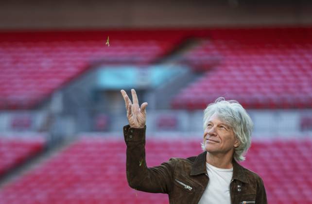 Entertainment Themen der Woche KW43 Entertainment Bilder des Tages Jon Bon Jovi press conference at Wembley Stadium, in London, UK, on 24th October 2025 Jon Bon Jovi poses for photos on the pitch after a press conference at Wembley Stadium, in London, UK, on 24th October 2025, Credit:James Shaw Avalon UNITED KINGDOM, LONDON, London  Copyright: xJamesxShawx xAvalonx 1047819195