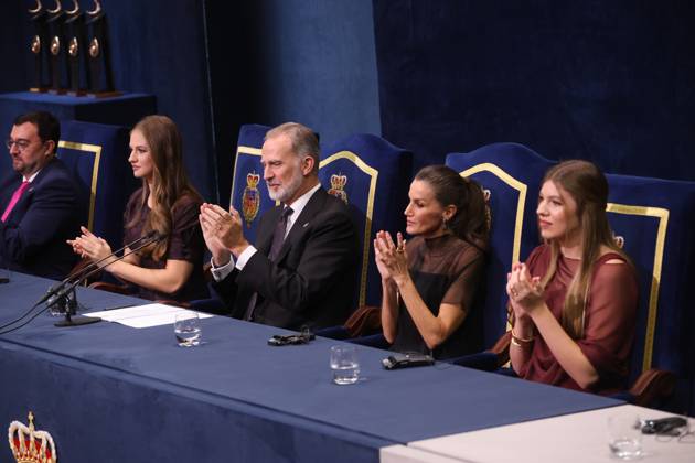 Princess Leonor, King Felipe, Queen Letizia and Infanta Sofia during the Princess of Asturias Awards Ceremony 2025 Princess Leonor, King Felipe, Queen Letizia and Infanta Sofia during the Princess of Asturias Awards Ceremony 2025 held at the Campoamor Theater, on October 24, 2025, in Oviedo Spain he Princess of Asturias Foundation has designed an extensive program of more than seventy cultural activities for the forty-fifth Princess of Asturias Awards, The program includes concerts, film series, exhibitions, art installations and group workshops The laureates will be the protagonists of meetings with the public, meetings with experts in their respective fields and activities with students from various schools in Asturias FAMOSOSOS PREMIOS Copyright: xRaulxTerrelx 7053453
