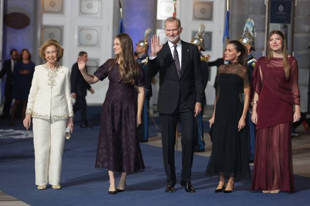 Departures from the 2025 Princess of Asturias Awards Ceremony in Oviedo Queen Sofia, Princess Leonor, King Felipe VI, Queen Letizia and Infanta Sofia leave the Campoamor Theater after attending the 2025 Princess of Asturias Awards Ceremony on October 24, 2025, in Oviedo, Asturias Spain PRINCESS OF ASTURIAS AWARDS ROYAL FAMILY José Ramó Oviedo Oviedo Oviedo Spain  Copyright: xJosÃ xRamonxHernandox 7053628