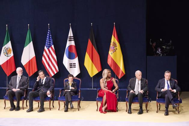 October 24, 2025, Oviedo, Oviedo, Spain: KING FELIPE VI of Spain, QUEEN LETIZIA of Spain, FORMER QUEEN SOFIA, CROWN PRINCESS LEONOR of Spain and PRINCESS SOFIA of Spain attend the Princesa de Asturias Awards 2025 ceremony Oviedo Spain - ZUMAc260 20251024_zep_c260_048 Copyright: xMikexChicorrox