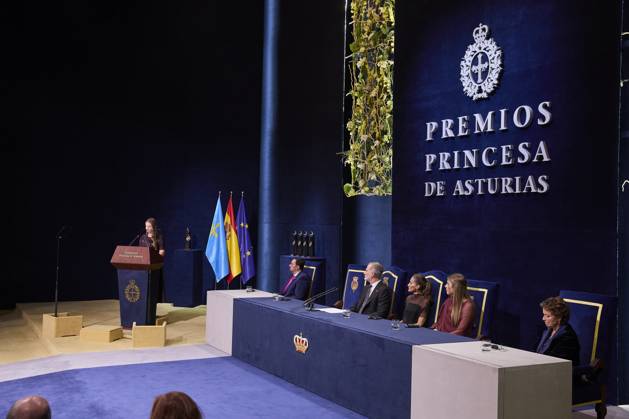 October 24, 2025, Oviedo, Oviedo, Spain: KING FELIPE VI of Spain, QUEEN LETIZIA of Spain, FORMER QUEEN SOFIA, CROWN PRINCESS LEONOR of Spain and PRINCESS SOFIA of Spain attend the Princesa de Asturias Awards 2025 ceremony Oviedo Spain - ZUMAc260 20251024_zep_c260_083 Copyright: xMikexChicorrox