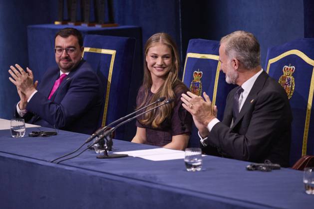 October 24, 2025, Oviedo, Oviedo, Spain: KING FELIPE VI of Spain, QUEEN LETIZIA of Spain, FORMER QUEEN SOFIA, CROWN PRINCESS LEONOR of Spain and PRINCESS SOFIA of Spain attend the Princesa de Asturias Awards 2025 ceremony Oviedo Spain - ZUMAc260 20251024_zep_c260_088 Copyright: xMikexChicorrox