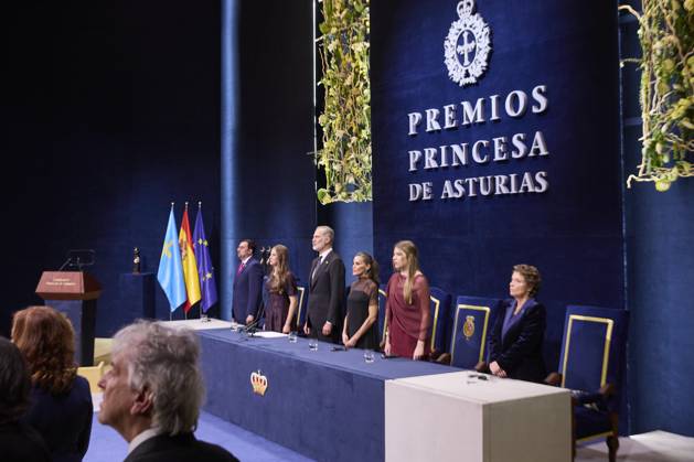October 24, 2025, Oviedo, Oviedo, Spain: KING FELIPE VI of Spain, QUEEN LETIZIA of Spain, FORMER QUEEN SOFIA, CROWN PRINCESS LEONOR of Spain and PRINCESS SOFIA of Spain attend the Princesa de Asturias Awards 2025 ceremony Oviedo Spain - ZUMAc260 20251024_zep_c260_089 Copyright: xMikexChicorrox