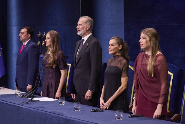 October 24, 2025, Oviedo, Oviedo, Spain: KING FELIPE VI of Spain, QUEEN LETIZIA of Spain, FORMER QUEEN SOFIA, CROWN PRINCESS LEONOR of Spain and PRINCESS SOFIA of Spain attend the Princesa de Asturias Awards 2025 ceremony Oviedo Spain - ZUMAc260 20251024_zep_c260_097 Copyright: xMikexChicorrox