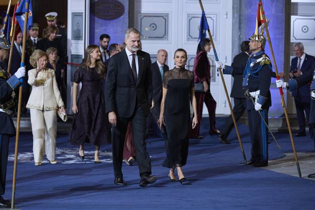 October 24, 2025, Oviedo, Oviedo, Spain: KING FELIPE VI of Spain, QUEEN LETIZIA of Spain, FORMER QUEEN SOFIA, CROWN PRINCESS LEONOR of Spain and PRINCESS SOFIA of Spain attend the Princesa de Asturias Awards 2025 ceremony Oviedo Spain - ZUMAc260 20251024_zep_c260_096 Copyright: xMikexChicorrox