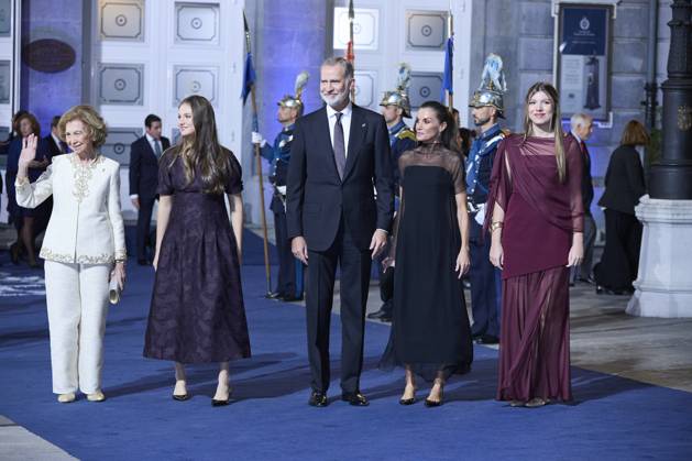 October 24, 2025, Oviedo, Oviedo, Spain: KING FELIPE VI of Spain, QUEEN LETIZIA of Spain, FORMER QUEEN SOFIA, CROWN PRINCESS LEONOR of Spain and PRINCESS SOFIA of Spain attend the Princesa de Asturias Awards 2025 ceremony Oviedo Spain - ZUMAc260 20251024_zep_c260_106 Copyright: xMikexChicorrox