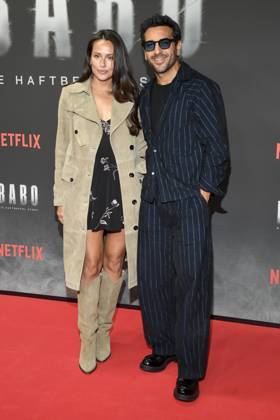 abb Haftbefehl- Jessica Riso und Elyas M Barek Ehepaar zu Gast auf dem roten Teppich des Special Screening Event dem Netflix Doku Highlight Babo Die Haftbefehl Story in der Astor Film Lounge am 24.10.2025in Berlin Berlin Deutschland