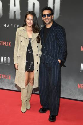abb Haftbefehl- Jessica Riso und Elyas M Barek Ehepaar zu Gast auf dem roten Teppich des Special Screening Event dem Netflix Doku Highlight Babo Die Haftbefehl Story in der Astor Film Lounge am 24.10.2025in Berlin Berlin Deutschland